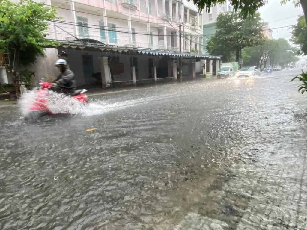 . Do ảnh hưởng của mưa lớn kéo dài, TP Đà Nẵng tiếp tục cho học sinh nghỉ học ngày 16/10 để đảm bảo an toàn
