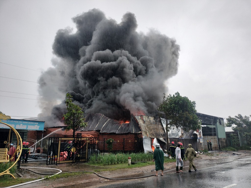 Quảng Nam: Kho nhựa bốc cháy dữ dội dưới trời mưa lớn