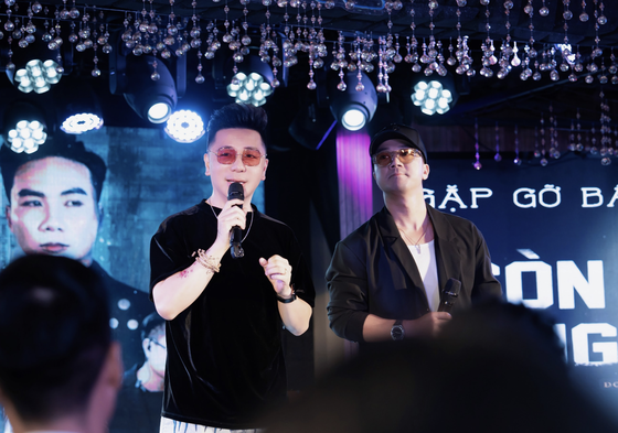 Minh Vương và Hồng Dương hát song ca trong buổi ra mắt MV của Việt Lee