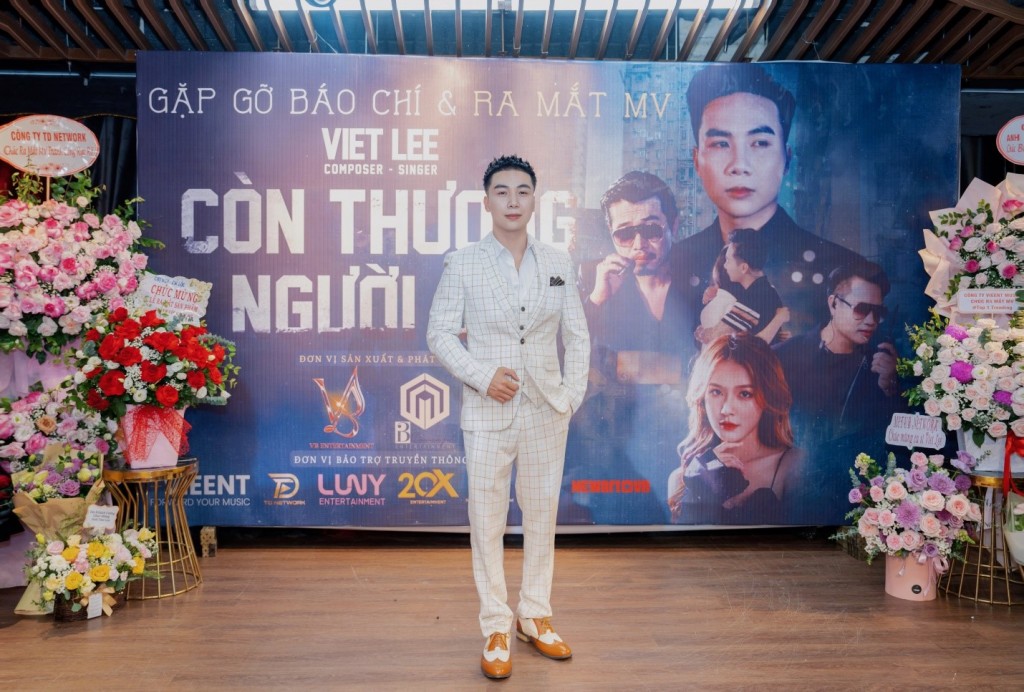 Ca sĩ Việt Lee