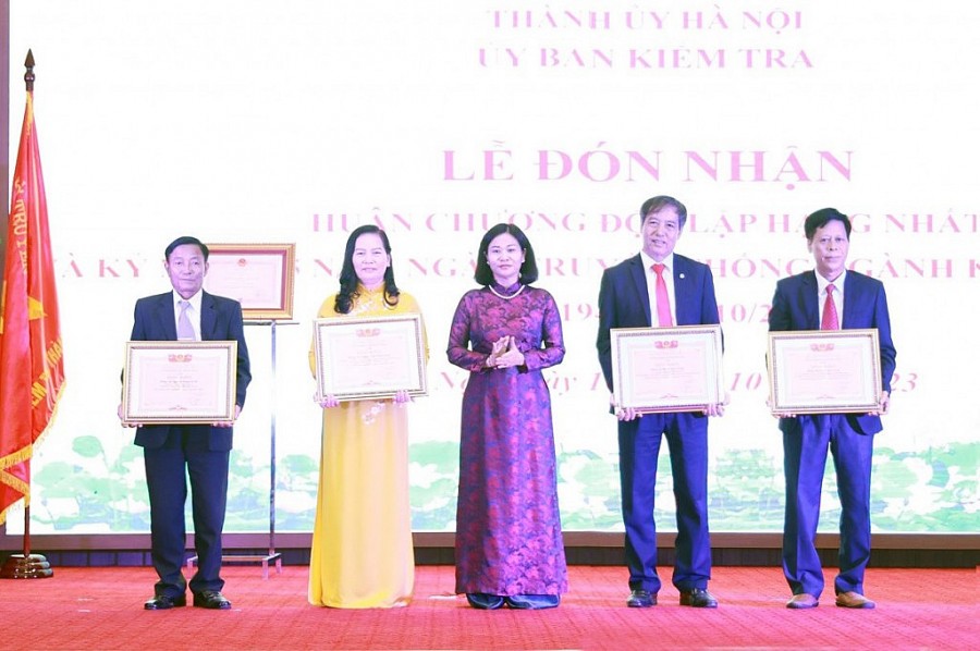 Phó Bí thư Thường trực Thành ủy Hà Nội Nguyễn Thị Tuyến trao Bằng khen tặng các cá nhân có thành tích xuất sắc