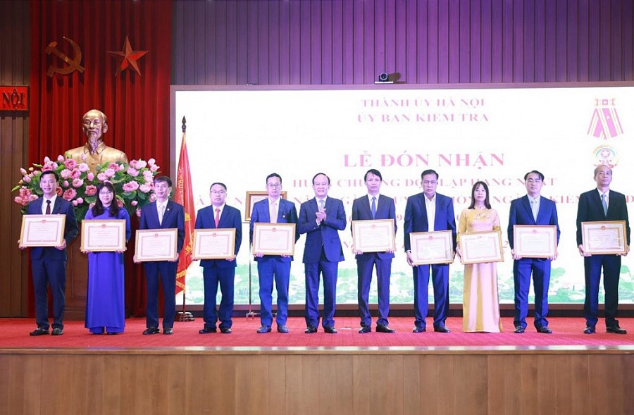 Chủ tịch HĐND thành phố Hà Nội Nguyễn Ngọc Tuấn trao Bằng khen tặng các cá nhân, tập thể có thành tích xuất sắc
