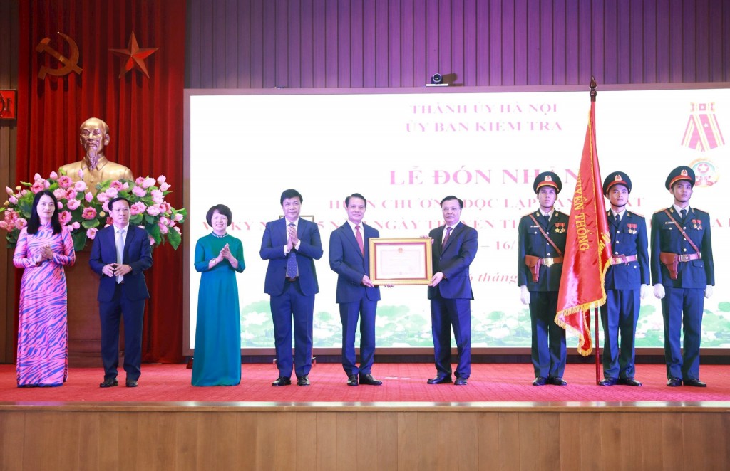 Bí thư Thành ủy Hà Nội Đinh Tiến Dũng thay mặt lãnh đạo Đảng, Nhà nước trao Huân chương Độc lập hạng Nhất cho tập thể Ủy ban Kiểm tra Thành ủy Hà Nội.