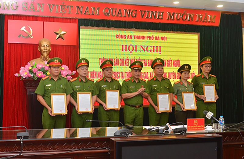 Thiếu tướng Nguyễn Thanh Tùng trao thưởng cho các đơn vị, cá nhân có thành tích khám phá nhanh vụ án