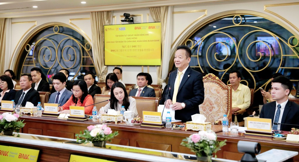 Ông Bang Seong-bin - Chủ tịch Hội đồng quản trị, Tổng Giám đốc Ngân hàng Busan và bà Ngô Thu Hà Tổng Giám đốc SHB trao thỏa thuận hợp tác