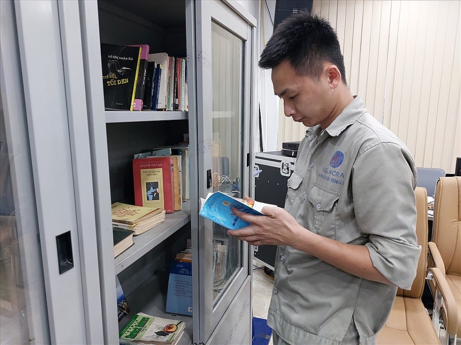 Công nhân Công ty Cổ phần Hãng sơn Đông Á đọc sách tại Điểm sinh hoạt văn hoá công nhân