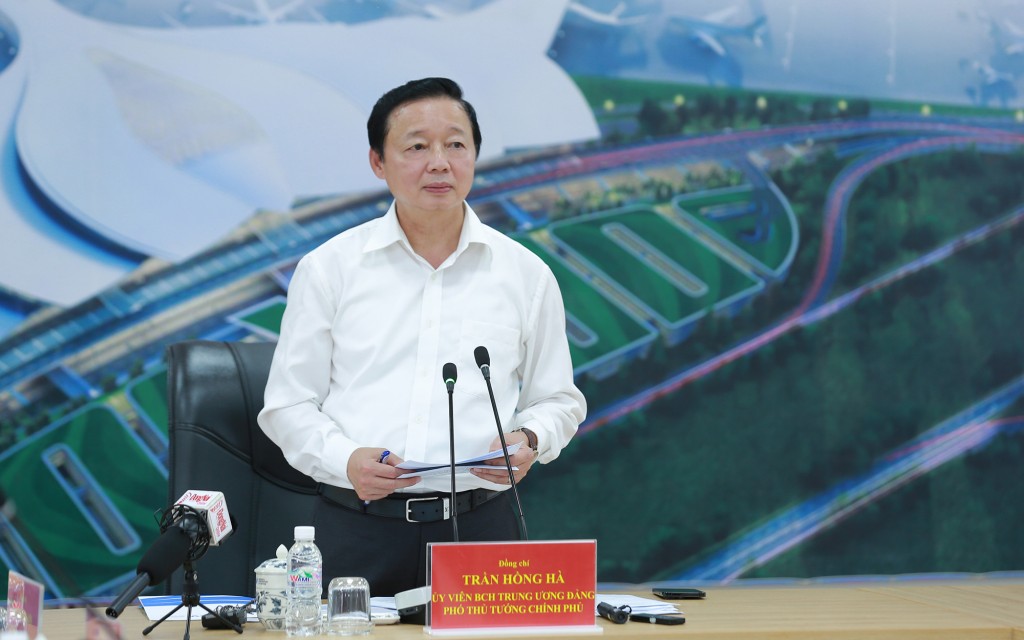 Phó Thủ tướng Trần Hồng Hà nhấn mạnh: Những nhà thầu không đủ năng lực, tư vấn giám sát kỹ thuật buông lỏng, thiếu trách nhiệm, làm ảnh hưởng đến tiến độ thi công phải được xử lý nghiêm - Ảnh: VGP/Minh Khôi