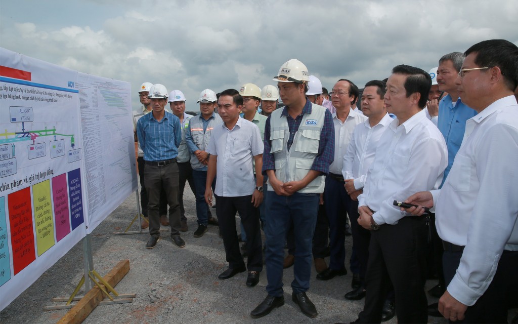 Phó Thủ tướng Trần Hồng Hà nghe báo cáo về gói thầu thi công, lắp đặt thiết bị và lập thiết kế bản vẽ thi công xây dựng công trình cất hạ cánh, đường lăn, sân đỗ tàu bay và các công trình khác - Ảnh: VGP/Minh Khôi