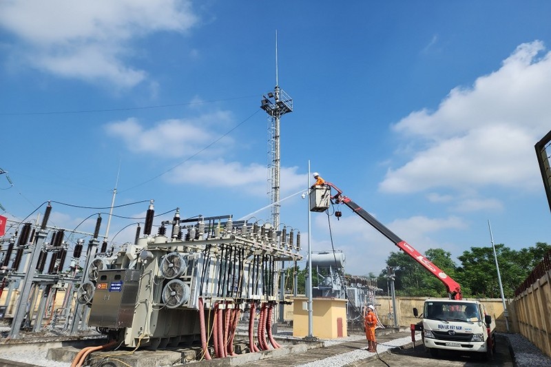 Đội quản lý vận hành lưới điện cao thế Tuyên Quang vệ sinh cách điện bằng công nghệ hotline