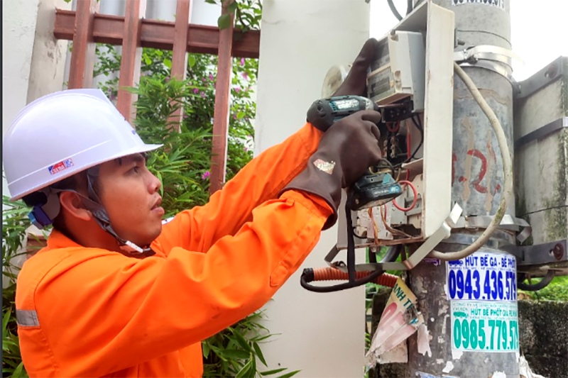 Nhân viên Điện lực Khoái Châu, PC Hưng Yên thay thế công tơ điện tử