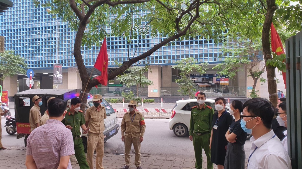 Lực lượng chức năng phường Cát Linh ra quân tuyên truyền kết hợp nhắc nhở, xử lý các vi phạm về trật tự đô thị.