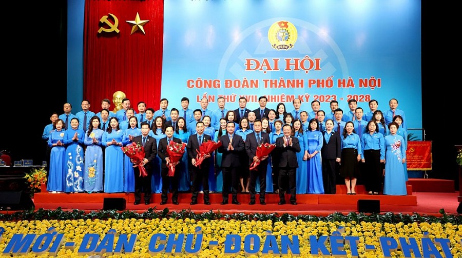 Các đồng chí lãnh đạo Tổng LĐLĐ Việt Nam và Thành ủy Hà Nội tặng hoa chúc mừng Ban Chấp hành LĐLĐ Thành phố Hà Nội khoá XVII, nhiệm kỳ 2023-2028