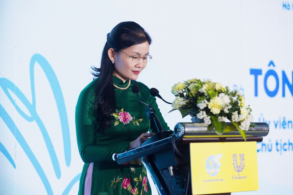 Bà Tôn Ngọc Hạnh - Ủy viên dự khuyết Ban Chấp hành TW Đảng, Phó Chủ tịch Hội Liên hiệp Phụ nữ Việt Nam phát biểu tại buổi lễ