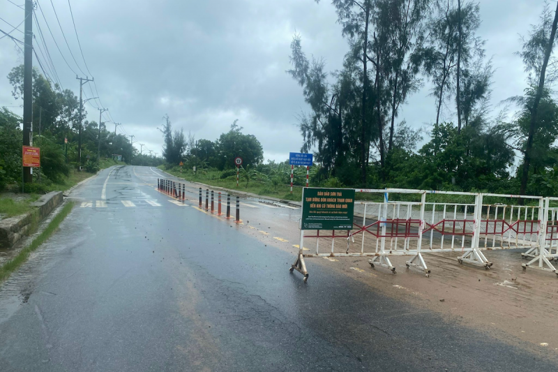 Do ảnh hưởng của mưa lớn kéo dài, nguy cơ sạt lở đất, UBND quận Sơn Trà có văn bản tiếp tục cấm các phương tiện lưu thông trên đường trên đường Hoàng Sa (Ảnh: Nguồn Báo Nhân Dân)