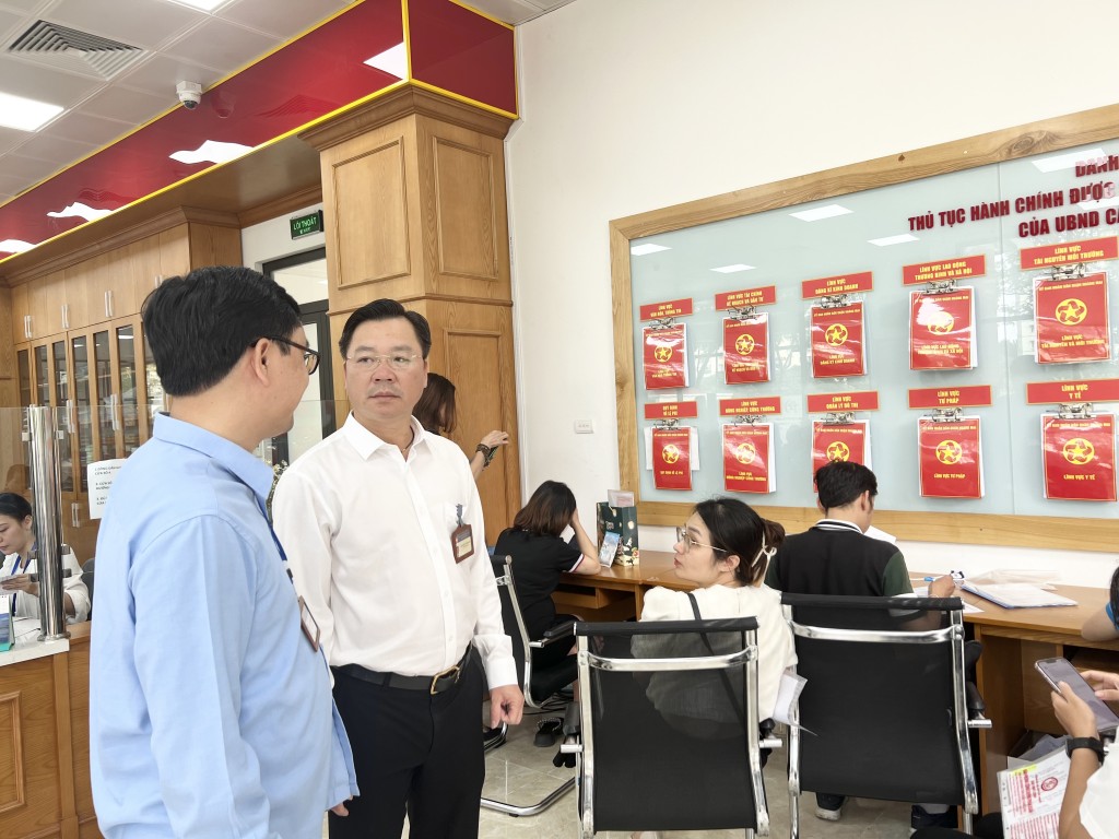 Đồng chí Nguyễn Sỹ Trường kiểm tra thực hiện quy tắc ứng xử tại quận Hoàng Mai