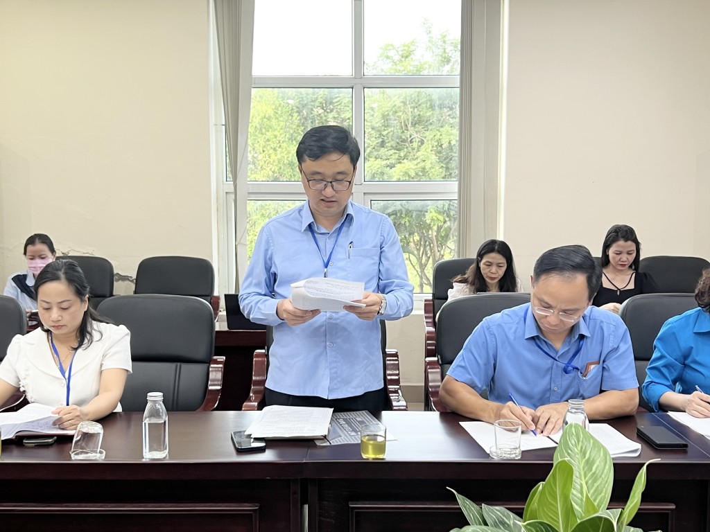 Đồng chí Nguyễn Thái Sơn - Trưởng phòng Văn hóa - Thông tin quận Hoàng Mai báo cáo tình hình thực hiện Quy tắc ứng xử tại quận Hoàng Mai
