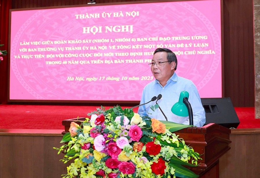 Phó Bí thư Thành ủy Nguyễn Văn Phong trình bày báo cáo tại hội nghị.