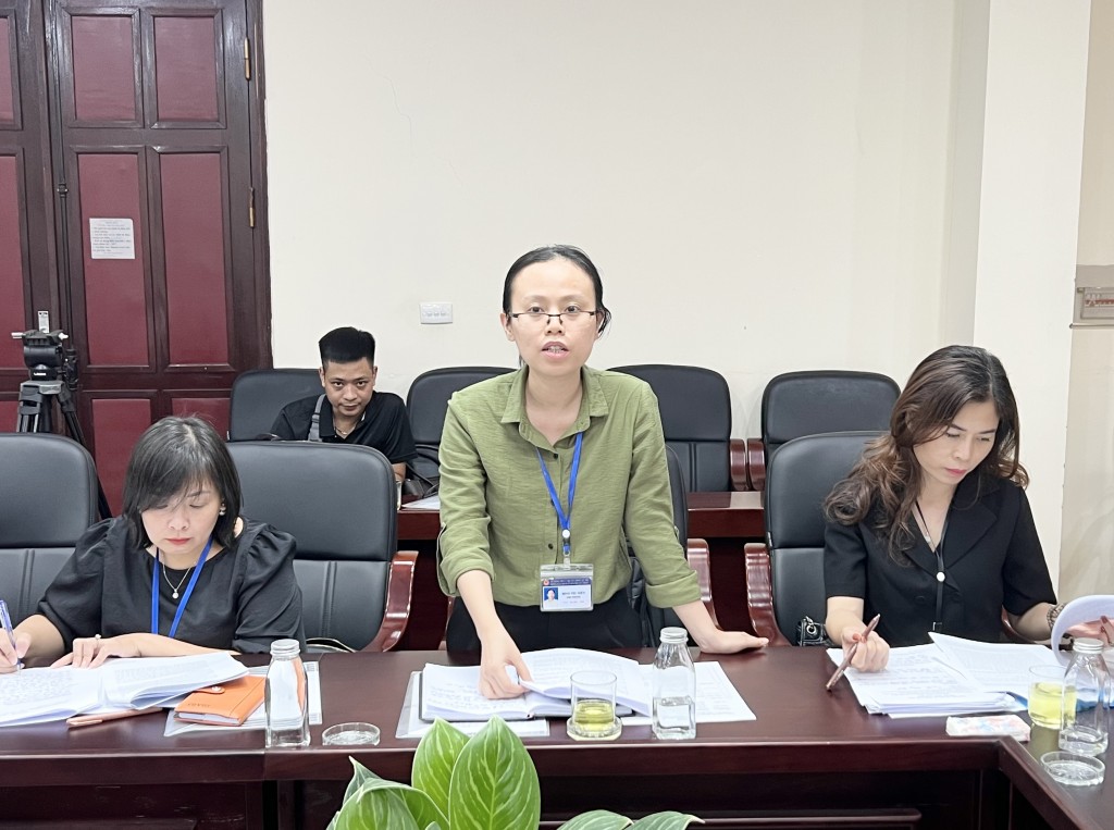 Đại diện Sở Thông tin - Truyền thông Hà Nội nhận xét việc niêm yết các quy tắc ứng xử, phân luồng việc tiếp công dân, quy chế phát ngôn của quận
