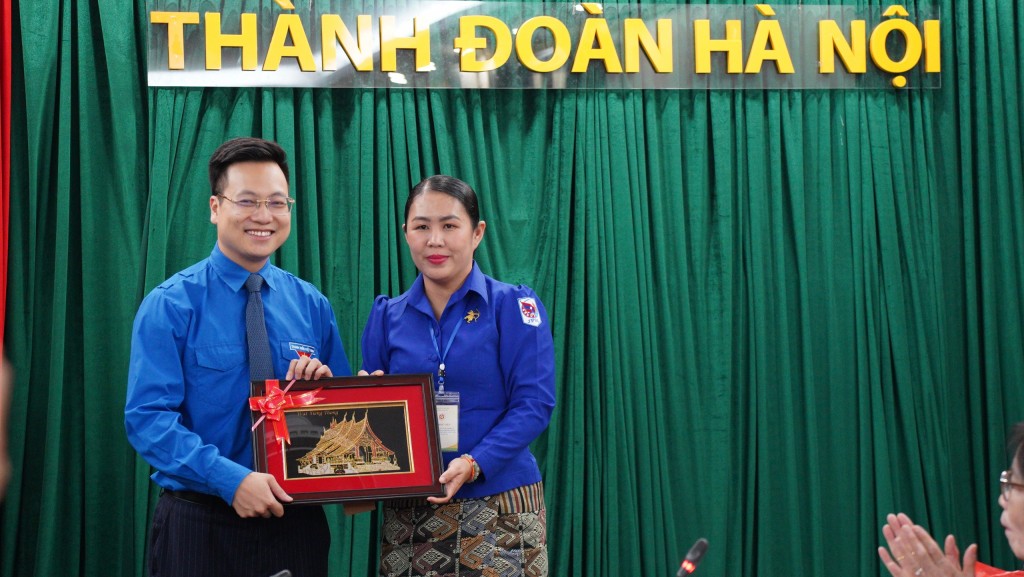 Thắt chặt hơn tình cảm của tuổi trẻ hai Thủ đô Viêng Chăn và Hà Nội Thắt chặt hơn tình cảm của tuổi trẻ hai Thủ đô Viêng Chăn và Hà Nội
