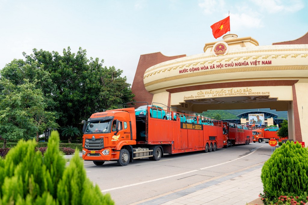 Lô xe đầu tiên của Xanh SM tại Cửa khẩu quốc tế Lao Bảo, thông quan qua Lào hôm 14/10.