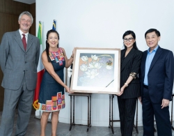 Ông Johnathan Hạnh Nguyễn mua đấu giá 3 bức tranh trị giá 2,4 tỷ đồng gây quỹ từ thiện
