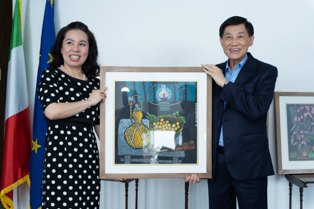 Bà Phạm Trần Thanh Thảo- PGĐ Sở Ngoại vụ TP HCM nhận bức tranh tặng từ ông Johnathan Hạnh Nguyễn
