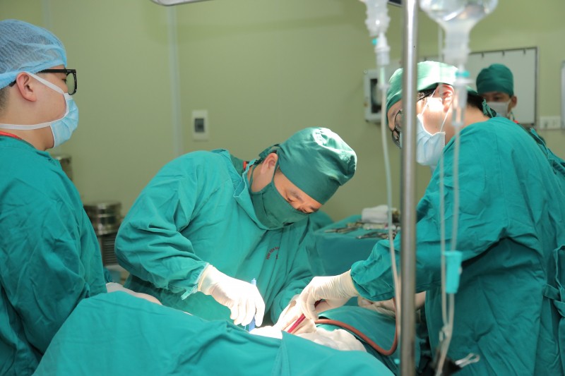 Các bác sĩ phẫu thuật cắt phổi cho bệnh nhân.