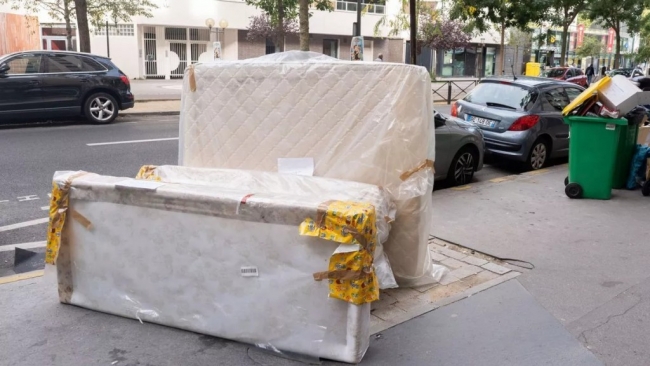 Nệm chất đống trên đường phố Paris vì rệp hoành hành