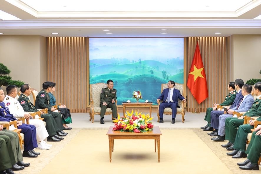 Thủ tướng mong muốn Quân đội hai nước phải tiên phong trong việc giữ gìn, vun đắp quan hệ tốt đẹp Việt Nam – Campuchia - Ảnh: VGP/Nhật Bắc