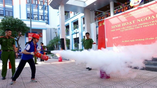 Hơn 1.000 học sinh Thủ đô thực hành kỹ năng phòng cháy chữa cháy