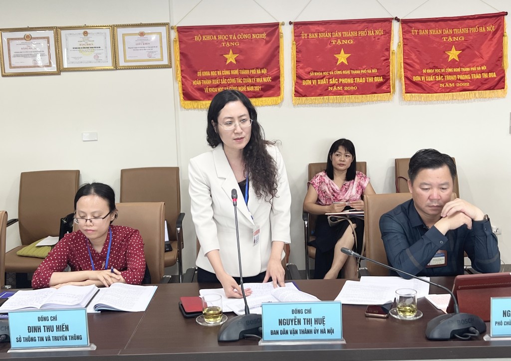 Đại diện Ban Dân vận TP Hà Nội đóng góp ý kiến tại buổi làm việc