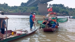 Đã tìm thấy nạn nhân mất tích sau vụ va chạm với xà lan trên sông Hồng