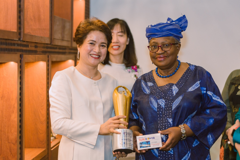 Bà Ngoji Okonjo-Iweala Tổng giám đốc Tổ chức Thương mại Thế Giới (WTO) tới thăm Công ty Cổ phần Sao Thái Dương