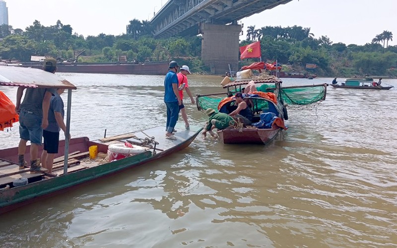 Lực lượng chức năng phối hợp với người dân tìm kiếm nạn nhân mất tích