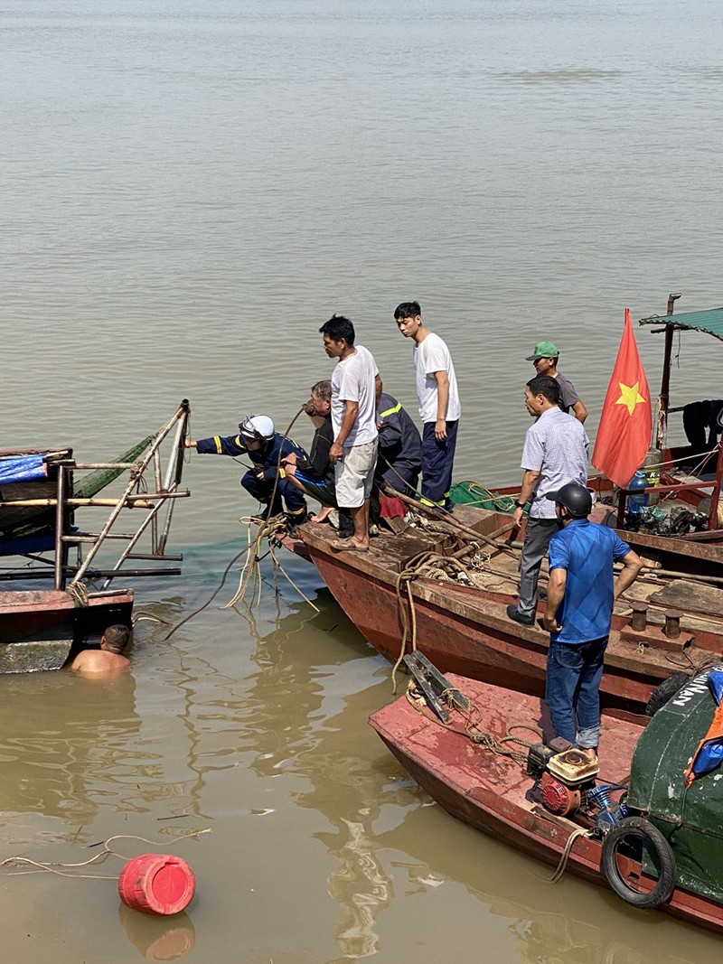 Trục vớt thuyền đánh cá bị chìm sau vụ va chạm với xà lan trên sông Hồng
