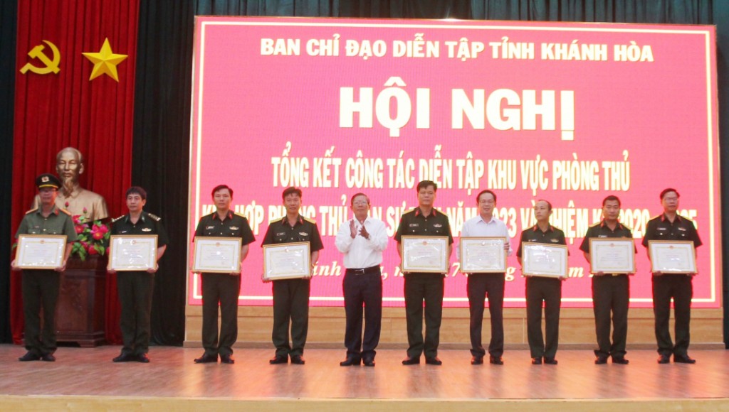 Ông Trần Ngọc Thanh, Chủ tịch Ủy ban MTTO Việt Nam tỉnh Khánh hòa, trao bằng khen cho các tập thể có thành tích xuất sắc trong công tác lãnh đạo, chỉ đạo diễn tập khu vực phòng thủ kết hợp phòng thủ dân sự tỉnh năm 2023.