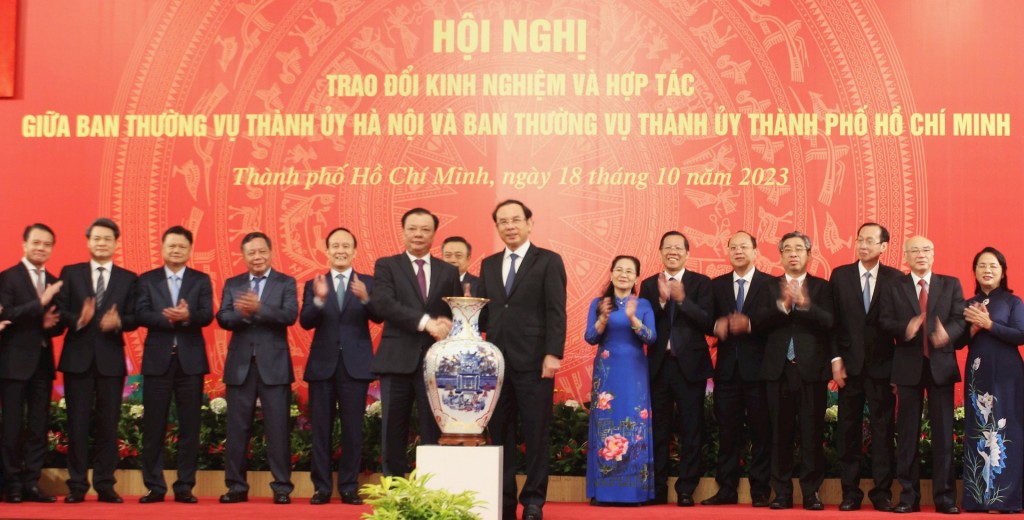 Hà Nội và Thành phố Hồ Chí Minh ký kết 10 nội dung hợp tác phát triển