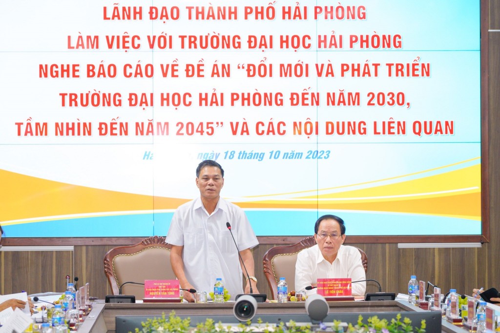 Chủ tịch UBND thành phố Nguyễn Văn Tùng phát biểu tại cuộc làm việc
