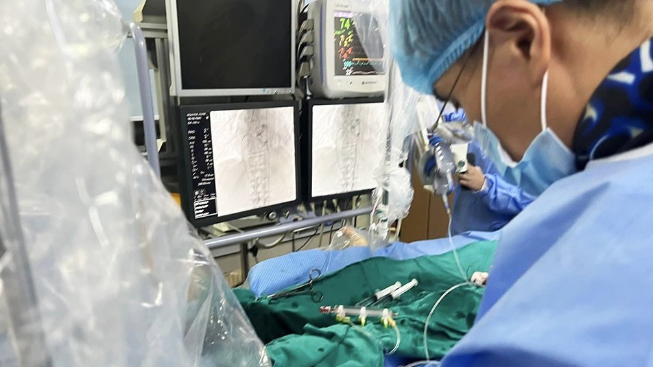 Lần đầu tiên Việt Nam phẫu thuật thành công thay van động mạch chủ