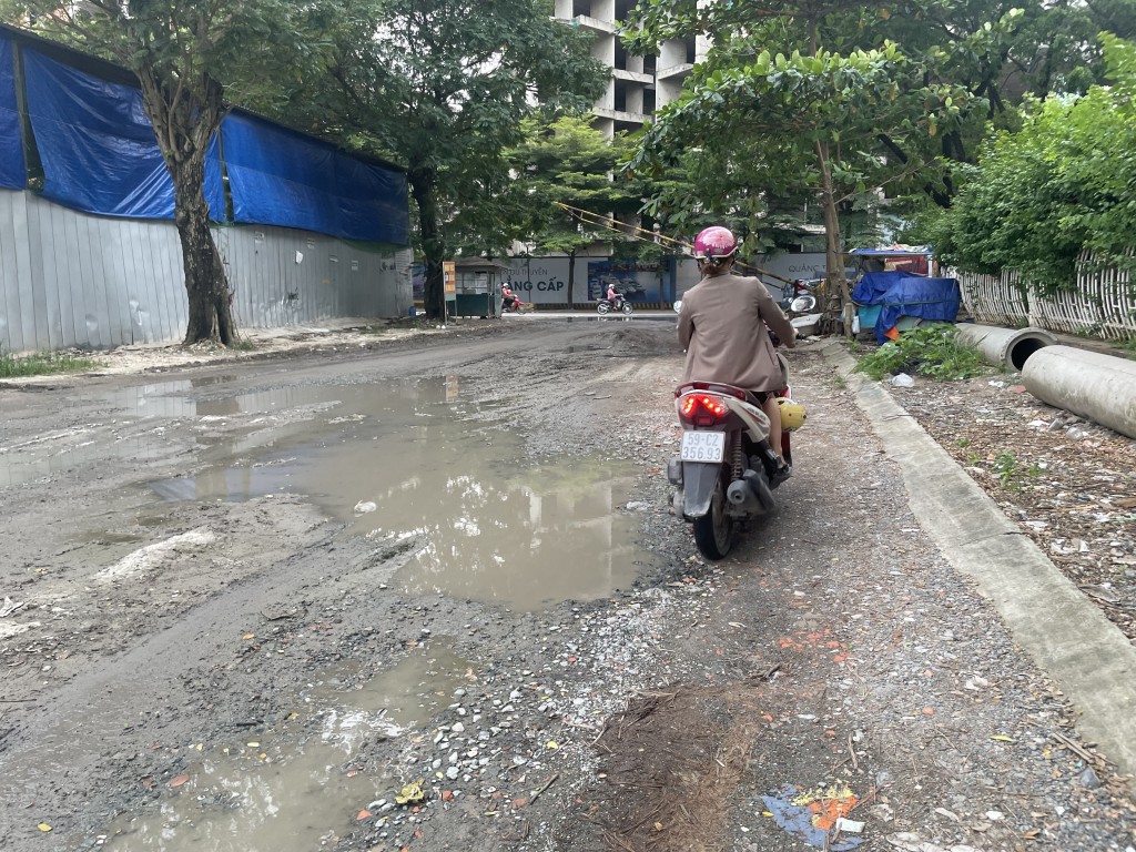 TP Hồ Chí Minh: Dân khốn khổ vì những tuyến đường xuống cấp