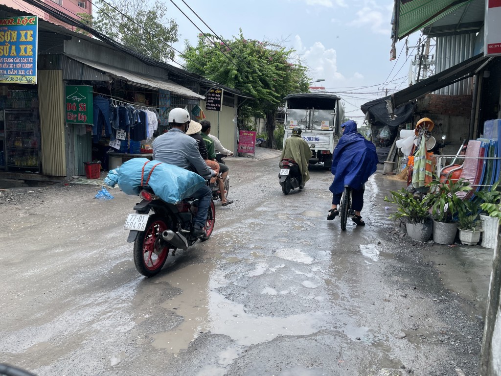 TP Hồ Chí Minh: Dân khốn khổ vì những tuyến đường xuống cấp