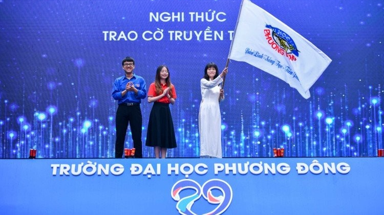 Lê Thị Tú Anh (giữa) tích cực tham gia hoạt động ngoại khóa để rèn luyện kỹ năng