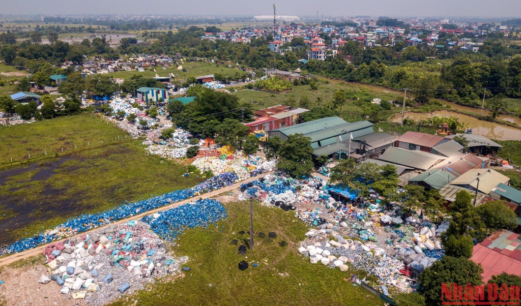 Chất thải nhựa tập trung tại thôn Xà Cầu (Ảnh: Báo Nhân dân)