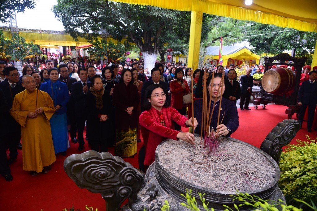 Phó Bí thư Thường trực Thành ủy Hà Nội Nguyễn Thị Tuyến dâng hương tại đền Hai Bà Trưng
