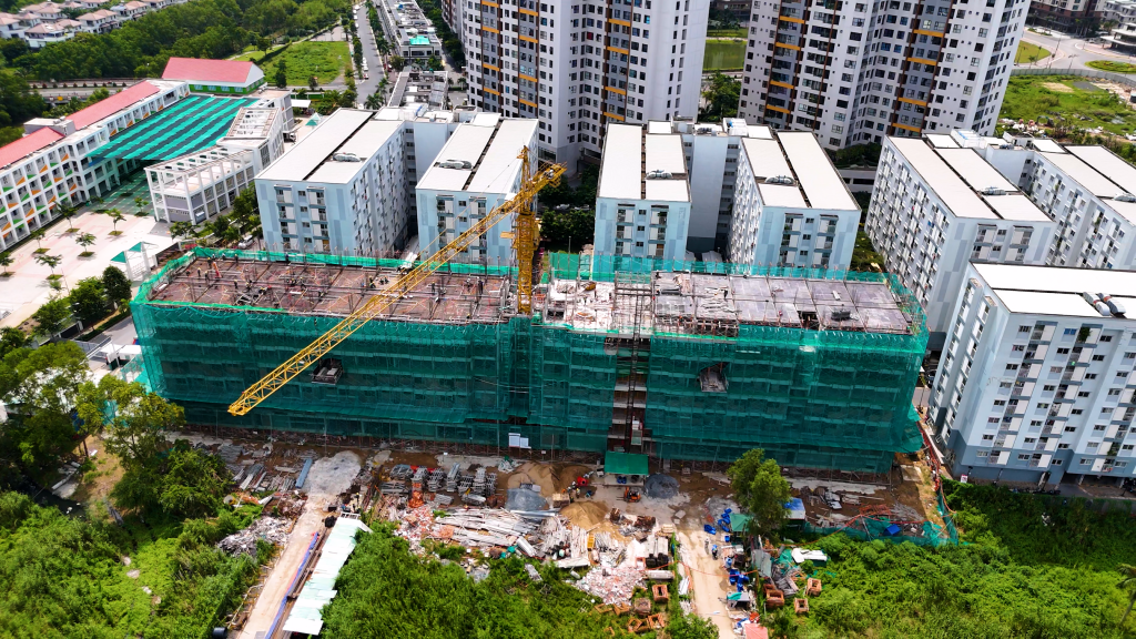 block C khu căn hộ EHomeS Nam Sài Gòn - một dự án nhà ở xã hội của Tập đoàn Nam Long (HOSE: NLG) đã chính thức cất nóc.