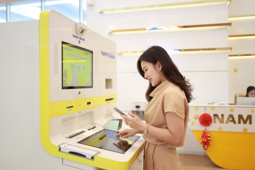 KH trải nghiệm điểm giao dịch số tự động ONEBANK.