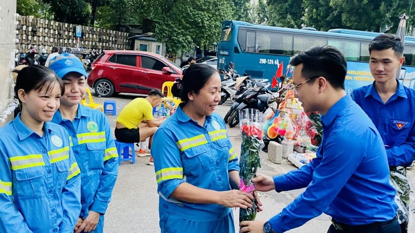 “Hoa về trên phố” cùng những người phụ nữ làm sạch Thủ đô