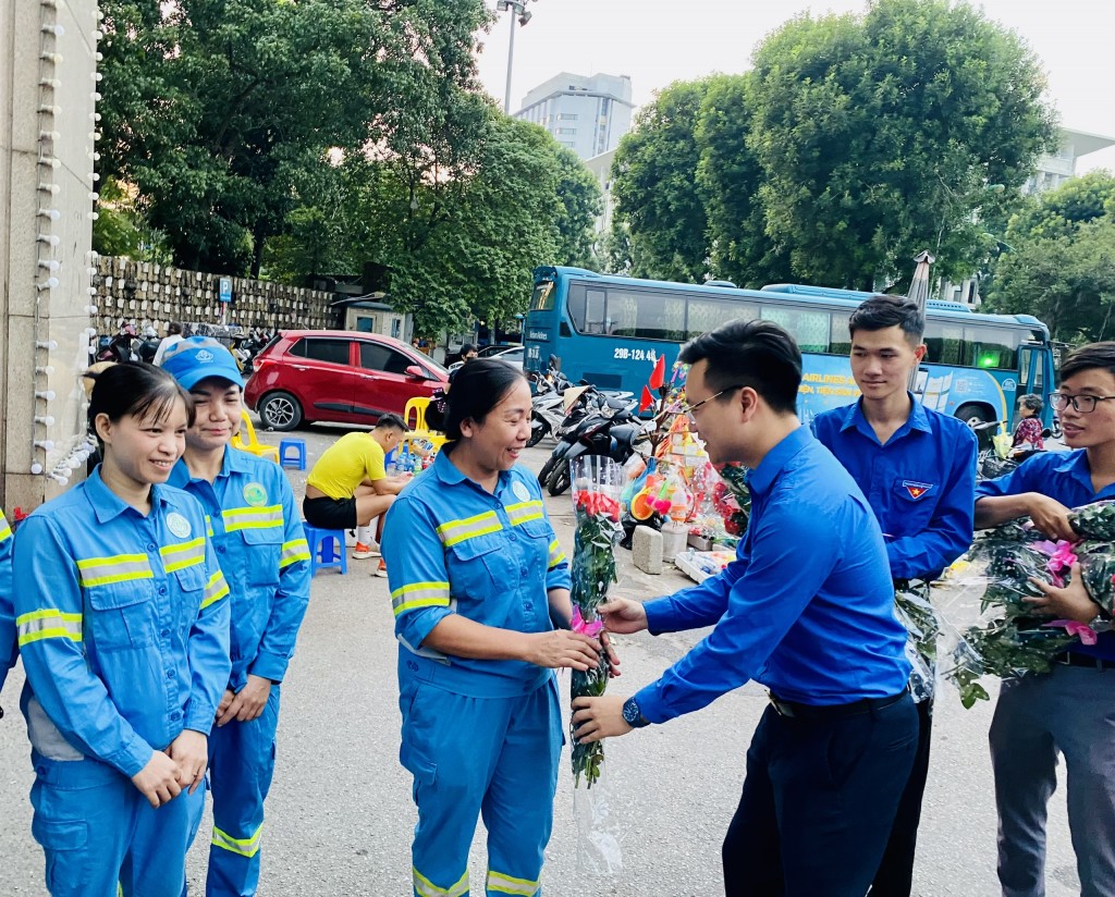 “Hoa về trên phố” cùng những người phụ nữ làm sạch Thủ đô
