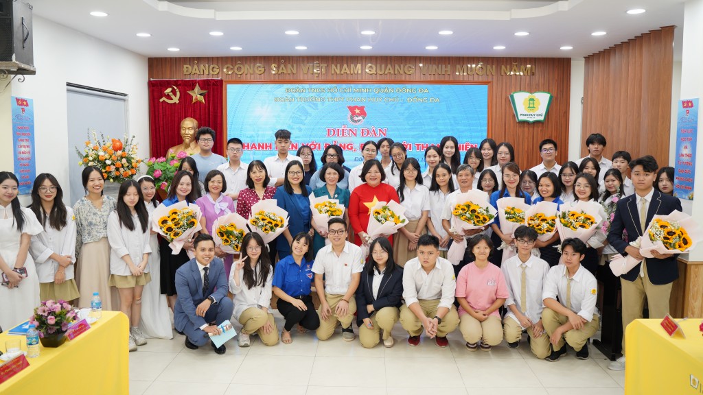 Các đại biểu chụp ảnh lưu niệm cùng đoàn viên, thanh niên ưu tú trường THPT Phan Huy Chú (quận Đống Đa, Hà Nội)