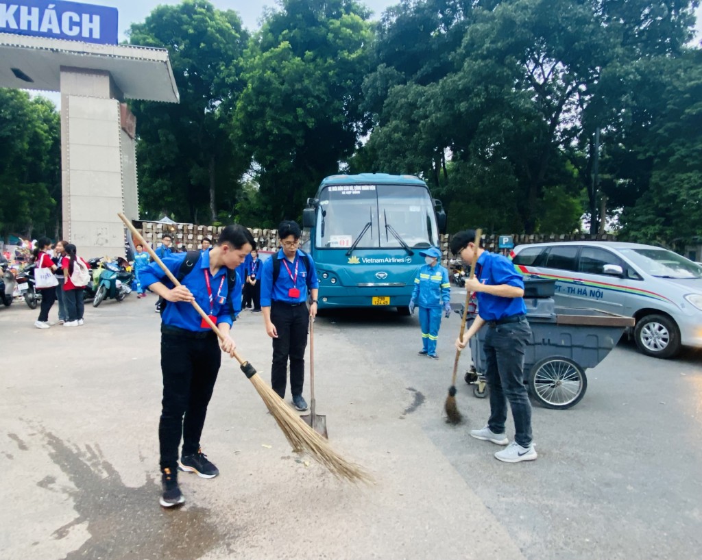 Thanh niên Thủ đô hỗ trợ công nhân môi trường quét rác